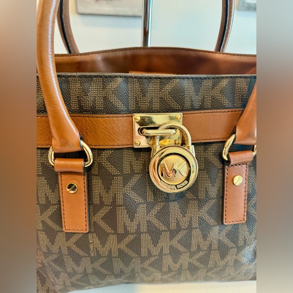 Michael Kors Hamilton Gold lock bag - Picture 2 of 16